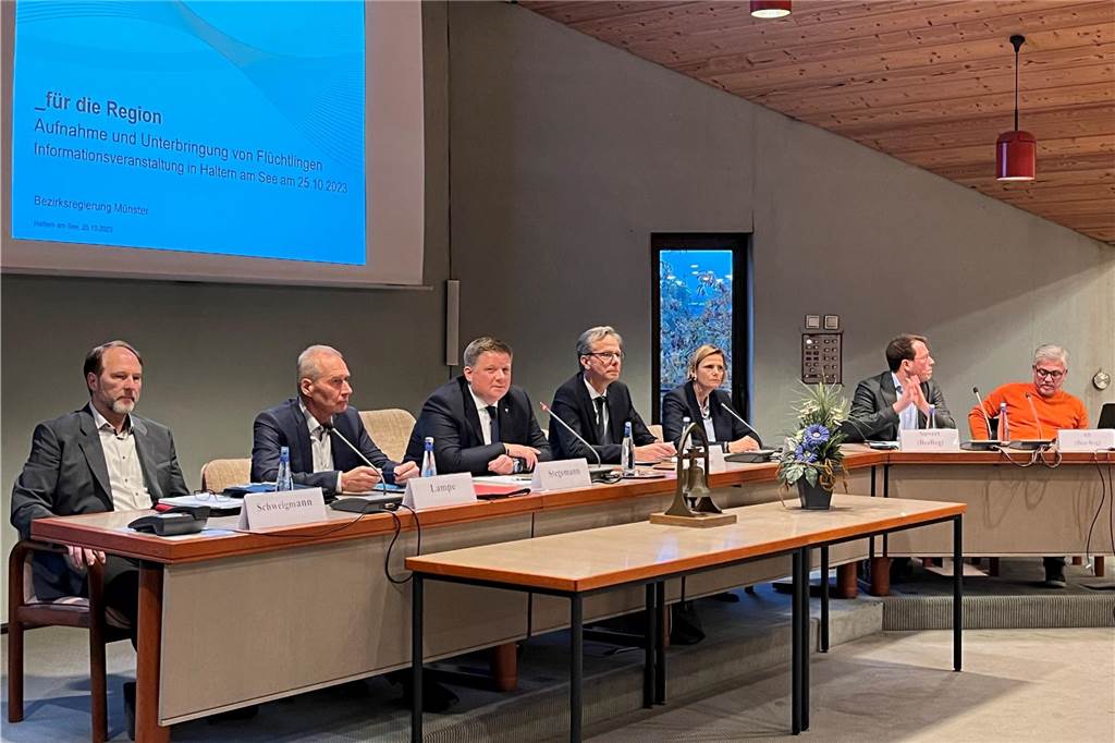 Stadt informiert Anwohner vom Lippspieker zur ZUE: „Das macht mir Angst!“ Vertreter von Stadt und Bezirksregierung auf dem Podium im Rathaus