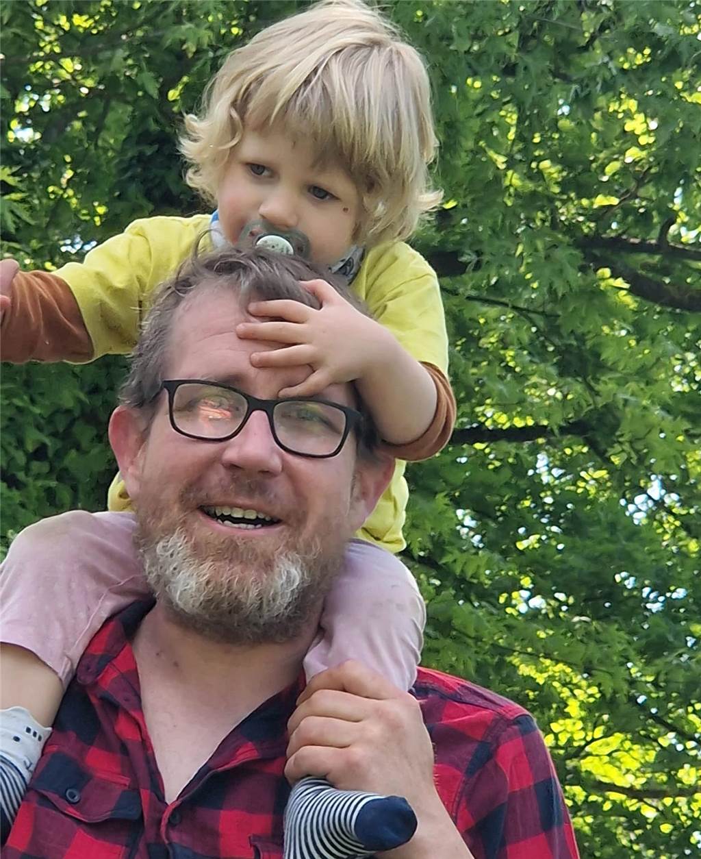 Familie lebt mit Angelman-Syndrom: „Hanna bleibt unsere Prinzessin“ Christian Fischer trägt Hanna auf seinen Schultern.