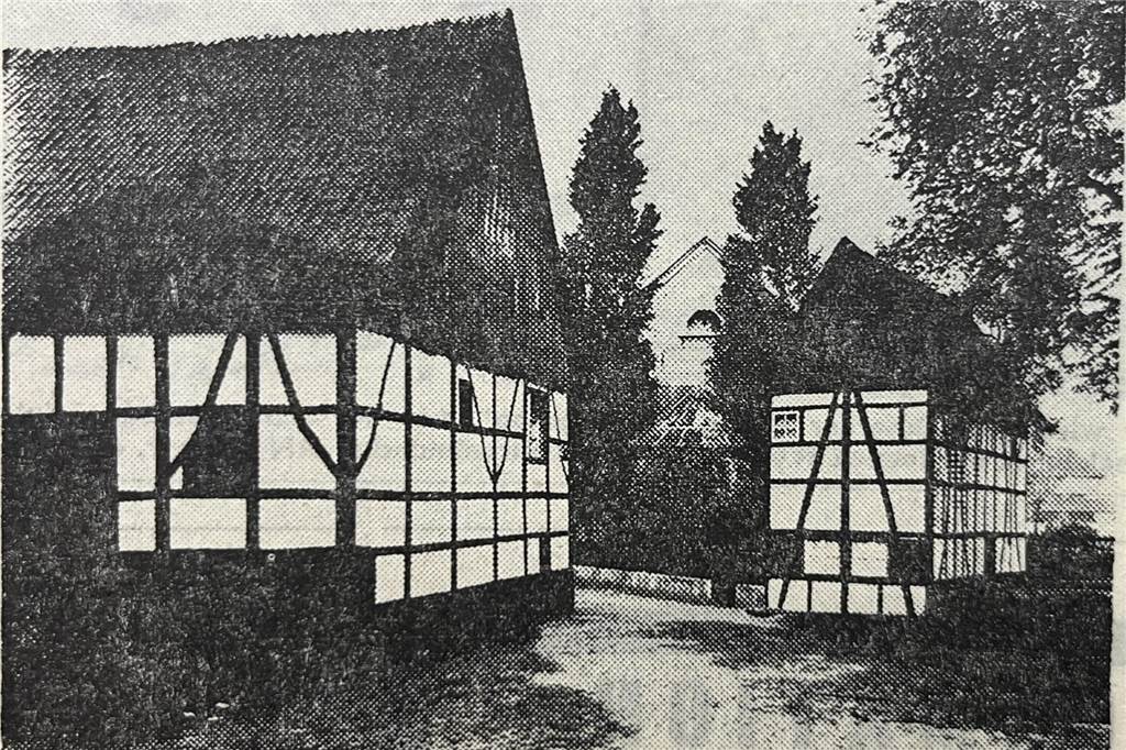 XXX Sie ist nicht im Vordergrund des Bildes, aber zwischen den Bäumen und den beiden Fachwerkhäusern erkennt man die alte Synagoge von Castrop-Rauxel.