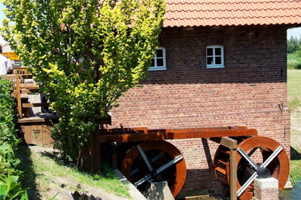 In Ascheberg öffnen drei geschichtsträchtige Gebäude ihre Türen Sie klappert wieder die alte Brügge-Mühle am rauschenden Bach.