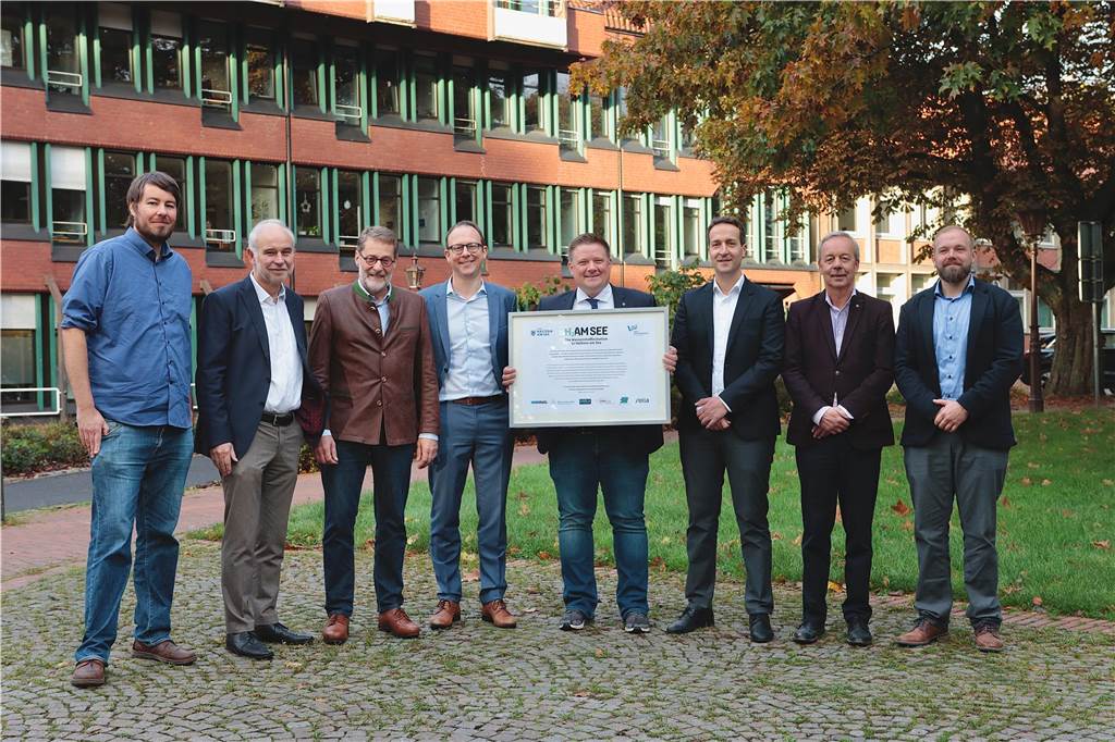 Stadt und Unternehmen gründen Wasserstoffinitiative “H2amSee“ Die Kooperationspartner stehen vor dem Halterner Rathaus.