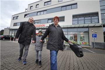 Sie leben in Henrichenburg und schätzen ihre Umfeld auch, weil man hier gut einkaufen kann: Holger Bönke-Roß, Sohn Jean und Heike Roß.