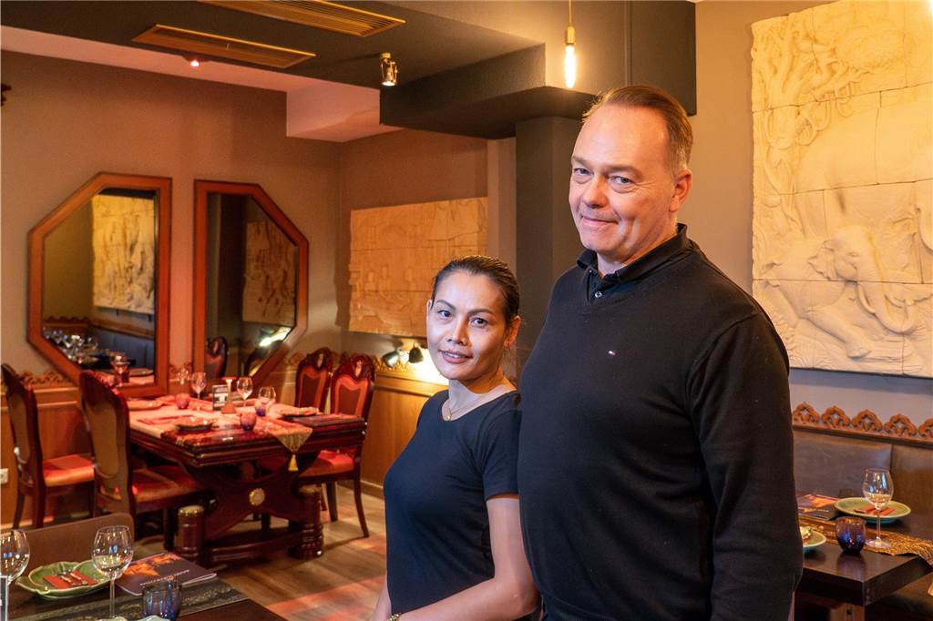 Chefkoch im Revier: Sittipong Suraudon ist Küchenchef im „Baan Sukhothai“ Dirk Montha und Ehefrau Sukanya Montha stehen in ihrem Restaurant Baan Sukhothai in Recklinghausen.