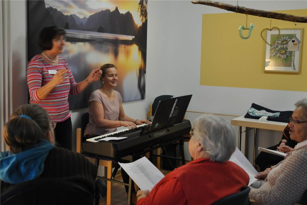 „Fridays for Future“: Seniorenchor will Jugendliche mit einem Lied in Lünen unterstützen Sie leiten den Seniorenchor: Diplom-Musikpädagogin Marita Pechr (l.) und Stefanie Gatz (am Klavier), beide vom sozialen Dienst des Caritasverbandes.