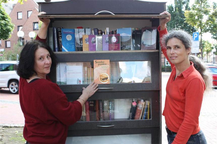 Mach einen Sonderpunkt! Sie lieben Bücher: Marianne Evrard (l.) aus Münster und Julia Kisker aus Greven möchten zum zehnjährigen Bestehen ihres Sonderpunkt-Verlages ein Buch mit besonderen Geschichten herausgeben.