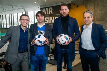 Sie machten am Montag den Anstoß im Fußballmuseum (v.l.): Dr. Henry Wahlig (verantwortlich für das Kulturprogramm), Fußball-Comedian Ben Redelings, Ex-Profi Christoph Metzelder und Museums-Chef Manuel Neukirchner.