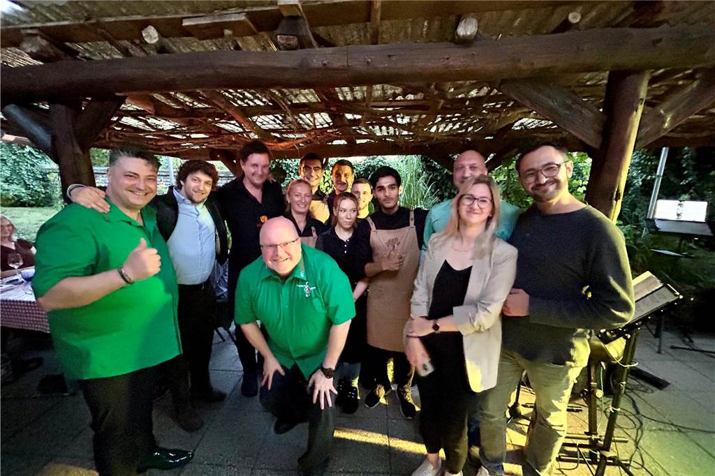 Sechs-Gänge-Menü mit Riesen-Weinflaschen und Überraschung in der Trattoria Sie machten den Abend zu etwas ganz besonderem: Toto Cam, Wein-Lieferant Lamberto-Mentresor (2. v. li.), das Team der Trattoria Puglia sowie von "feinherb" aus Herten.