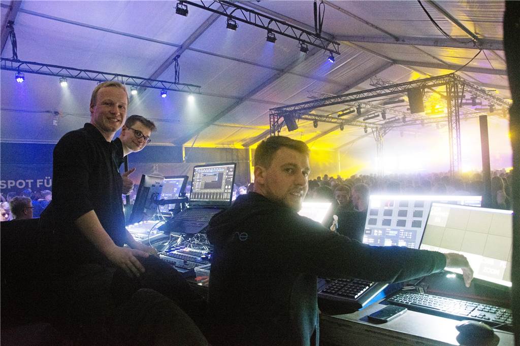 Neue Saison: 5.000 Partygäste feiern das Karpaten-Opening Lichttechnik von der Festival-Stage.
