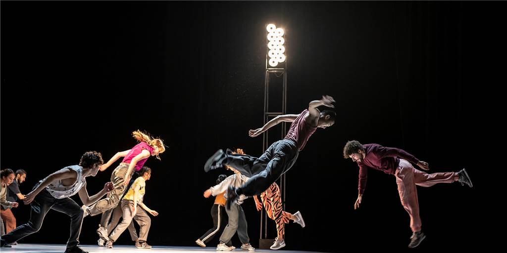 Präzise Körperarbeit und ausgelassener Tanz zeichnen Doppelabend aus Sie scheinen der Schwerkraft zu trotzen – Szene aus „Through and Over“ im Theater Hagen.
