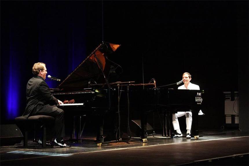 Vier Hände, zwei Flügel, super Abend Sie schenken sich nichts und scherzen auf hohem Niveau: David (l.) und Götz am Samstagabend in der Aaseeaula.
