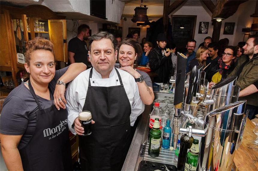 Dieses britische Restaurant eröffnet in Huckarde Sie servieren ab Dienstag britische Küche in der Alten Mühle (v.l.): Restaurantleiterin Nadine Hopf, Inhaber und Koch Paul Furey und Mitarbeiterin Jacqueline Knuth.