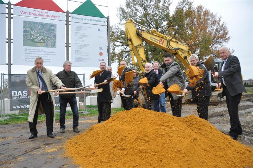 Erster Spatentisch am Kreuzkamp-West Sie setzten den ersten Spatenstich für das Wohngebiet "Am Kreuzkamp-West": (v.l.) Planer Robert Strauß, der ehemalige Flächeneigentümer Ludger Spinn, Martin Potschadel (Volksbank), Heinrich Lages (Volksbank), Dieter Kleinwächter (CDU), Bürgermeister Mario Löhr, Wolfgang Jeske (SPD) und Friedhelm Deuter (Bauverein zu Lünen).