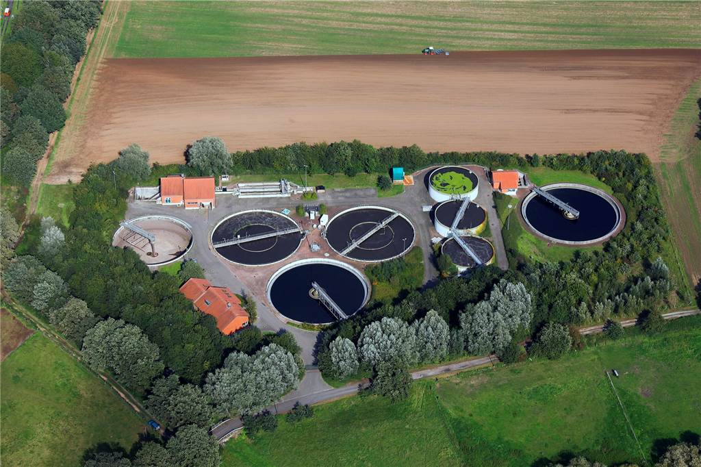 Mit Video: Milliarden kleinster „Mitarbeiter“ reinigen das Abwasser in Haltern Sie sieht die Kläranlage Haltern-West aus der Luft aus.