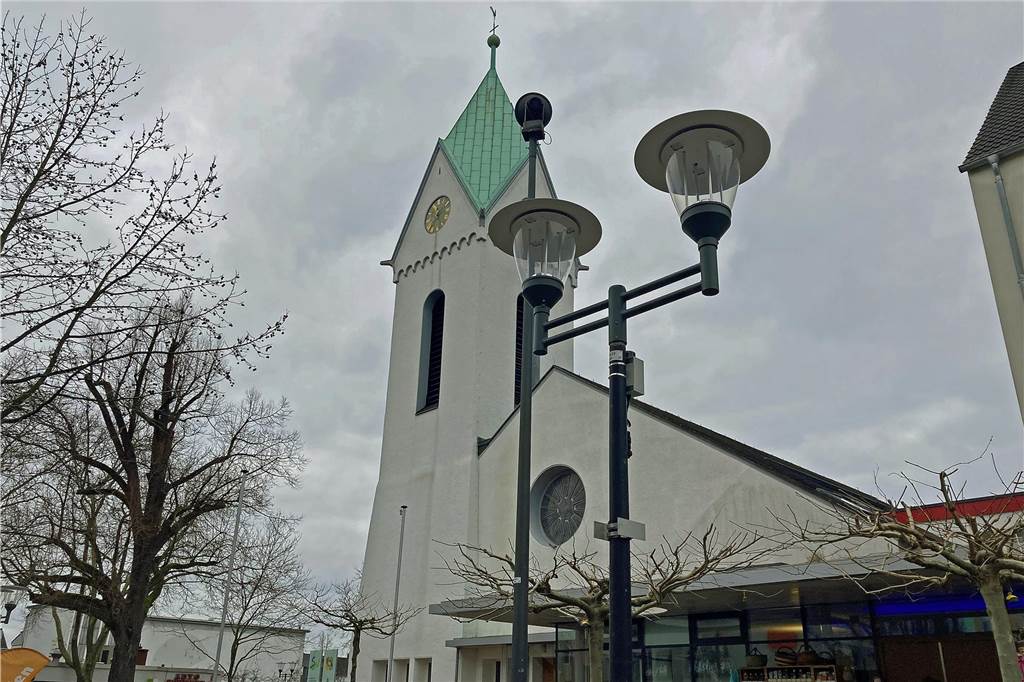 Händler-Initiative: Hombruch soll an jedem Tag einen Besuch wert sein Sie sind da, die ersten Lampen stehen: Monteure sind gerade dabei, die neuen Leuchten im Hombrucher Zentrum zu installieren. Die Lampen lösen die Jahrzehnte alten Modelle ab.