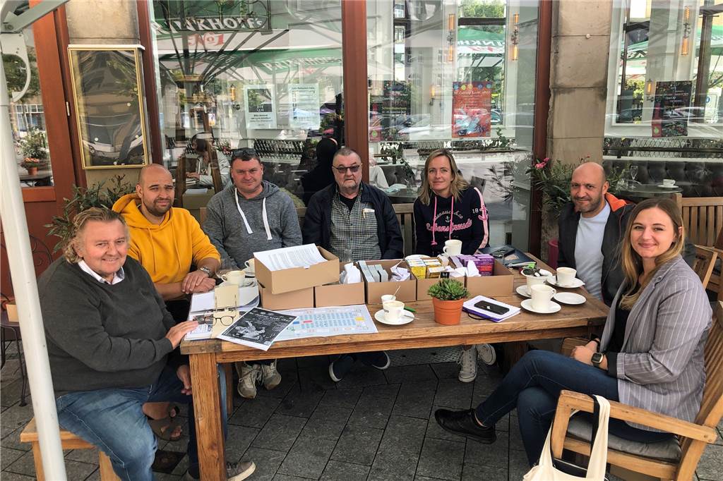 Comeback von „Castrop kocht über“: Restaurants servieren auf eingezäuntem Markt Sie sind im Einsatz für "Castrop kocht über": v.l. Bubi Leuthold, Pascal Rathers, Elmar Bök, Volker Castrup, Marlen Kempf, Nunzio Marcucci und Sarah Wustrack.