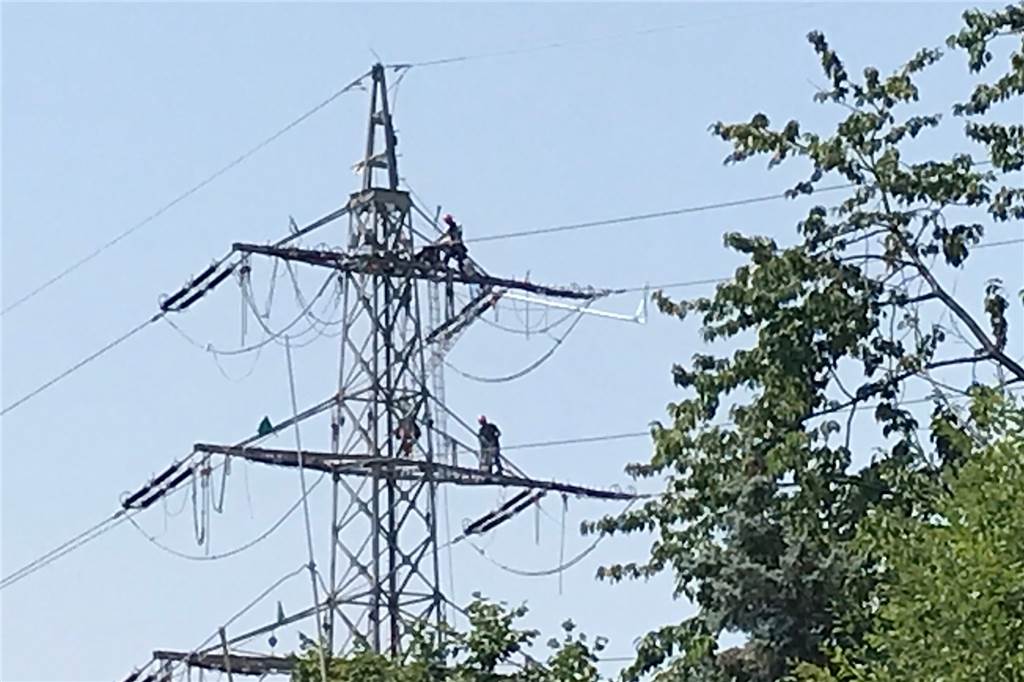 Abbau geht weiter: Strommasten verlieren nach und nach die Strippen Sie sind wieder da, die „Strippenzieher“: hier an der Crachtstraße.