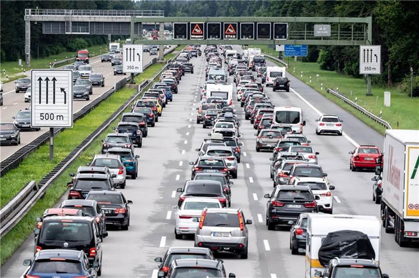 Schlecht bewertete Autobahn-App kostet Millionen Sie soll über Staus, Unfälle und Umleitungen informieren - doch im Google Play Store bekommt die neue Autobahn-App nur durchschnittlich 2,2 von 5 Punkten. Foto: Matthias Balk/dpa