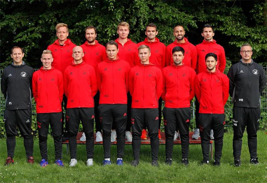 Eichlinghofen will an Attraktivität zurückgewinnen Sie sollen dem TuS den altbekannten Charakter einhauchen: (hinten v.l.) Andreas Uphues, Nikolas Rose, Jan Neul, Marc Neul, Deniz Bozkurt, Kagan Atalay, (vorne v.l.) Co-Trainer Patrick Semper, Marcel Neumann, Patrick Pöhl, Jan Verhoeven, Tim Marquardt, Mustafa Aksoy, Alkan Atalay und Trainer Marc Risse.