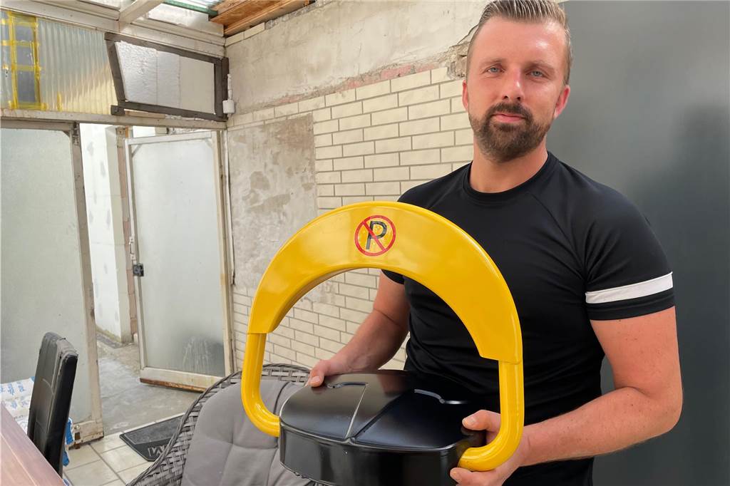 Chaos am Freibad Hardenberg: Anwohner wehrt sich und rüstet auf Arthur Janitzek, Anwohner des Stiegenwegs in Deusen, vor einem Halteverbotsschild, das immer wieder missachtet wird.
