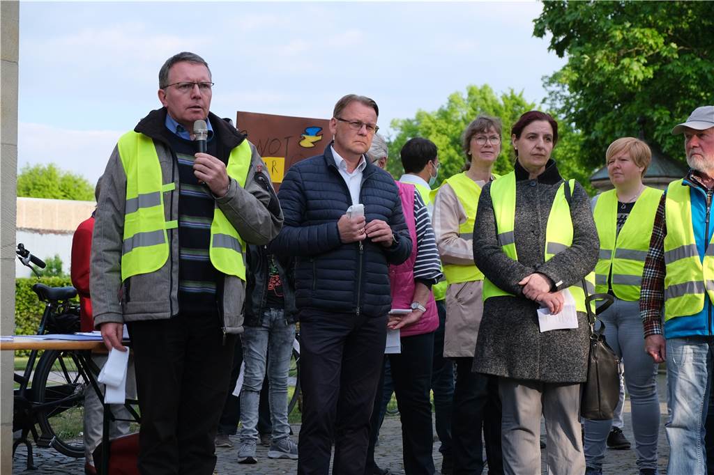 Menschenkette durch Selm - Die Botschaft ist eindeutig: „Frieden!“ Sie sprachen stellvertretend für die Organisatoren der Menschenkette: (v.l.) Pfarrer Claus Themann, Bürgermeister Thomas Orlowski und Pfarrerin Katrin Hirschberg-Sonnemann.