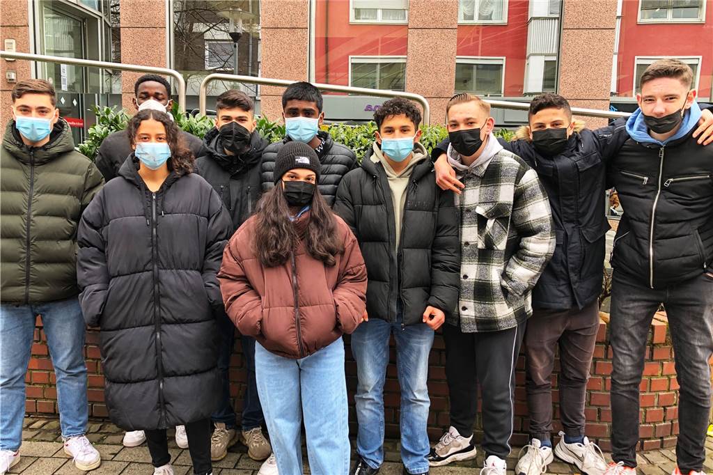 „Was gerade passiert, bewegt sie wirklich“: Schwerter Schüler bilden Menschenkette für den Frieden Sie stehen gemeinsam für Frieden ein: Schwerter Schüler gingen auf die Straße.