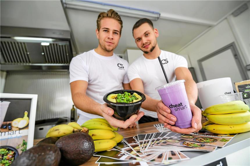 Diese Studenten wollen gesundes Fast Food nach Dortmund bringen Sie stehen samstags auf dem Hansamarkt: Caesar van Heyningen (l./21) Lucas Buchmüller (23).