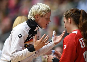 Sie steht im Tor und hält meist mehr, als man eigentlich halten kann: Clara Woltering (l.), hier im Gespräch mit der erst 20-jährigen Torhüterin Dinah Eckerle. 