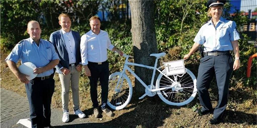 Weißes „Mahnfahrrad“ erinnert im Kreis Borken an hohe Unfallgefahren Sie stellen in Vreden das kreisweit erste „Mahnfahrrad“ auf (von links): Polizeioberrat Frank Schulz, Vredens Bürgermeister Dr. Tom Tenostendarp, Landrat Dr. Kai Zwicker und Polizeihauptkommissarin Heike Kormann. 2021 wurden im Kreis Borken 699 Rad- und E-Bike-Fahrer verletzt und 4 getötet.