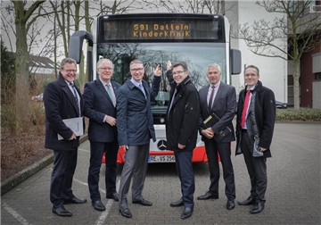 Sie stellten den Schnellbus S 91 vor (v.l.): Andreas Wachtel (Klinik-Geschäftsführer), Landrat Cay Süberkrüp, Michael Klüppels (RVM-Management), Martin Schmidt (Vestische), Olfens Bürgermeister Wilhelm Sendermann und der Dattelner Bürgermeister André Dora. 