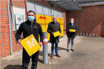 Sie stellten die neue Packstation am Rewe-Markt in Olfen vor: (v.l.) Peter Ilkow, Inhaber des Rewe-Marktes, Bürgermeister Wilhelm Sendermann und Berthold Hoppe, regionaler Politikbeauftragter der Deutschen Post AG.