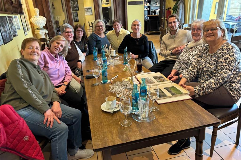 50 Jahre Westfalenstadion: Ex-Fußballerinnen vom VfB Waltrop sind dabei Neun Frauen und ein Mann sitzen an einem Tisch.