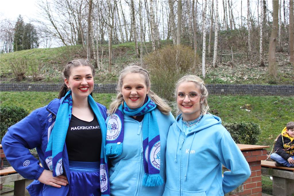 Open-Air-Karneval in Agora: Riesen Party mit Mariechen, Tanzbattle und Schlager Sie trainieren die Tanzgarde Eintracht Ickern: Annika Meister (v.l.) Yvonne Kanak-Schünnemann und Kim Braun.