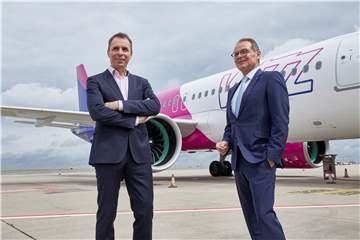 Sie verkörpern die Partnerschaft zwischen Wizz Air und Flughafen: Airline-Chef Józséf Váradi (l.), und Flughafen-Geschäftsführer Udo Mager.