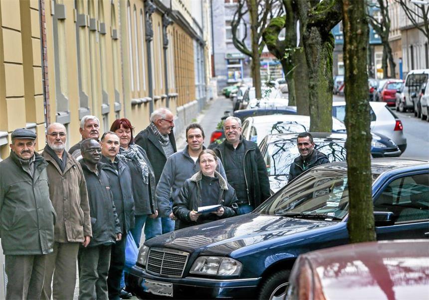 Ordnungsamt kassiert ohne Vorwarnung fürs Schrägparken Sie verstehen die Welt nicht mehr. Die Anwohner der Paulinenstraße ärgern sich über Knöllchen für alle Schrägparker. Gestern parkten viele schon längs.