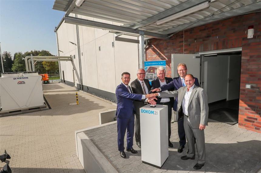 Dokom21 weiht größtes Rechenzentrum im Ruhrgebiet ein Sie (v.l.) drückten einen Knopf ohne Funktion (in Betrieb geht das Rechenzentrum im November): DSW-Chef Guntram Pehlke, Dokom-Chef Jörg Figura, Oberbürgermeister Ullrich Sierau, IHK-Hauptgeschäftsführer Stefan Schreiber und Dokom-Bereichsleiter Thomas Schnürer.