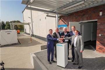 Sie (v.l.) drückten einen Knopf ohne Funktion (in Betrieb geht das Rechenzentrum im November): DSW-Chef Guntram Pehlke, Dokom-Chef Jörg Figura, Oberbürgermeister Ullrich Sierau, IHK-Hauptgeschäftsführer Stefan Schreiber und Dokom-Bereichsleiter Thomas Schnürer.