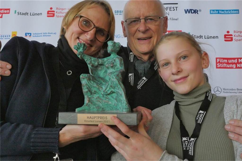 Kinofest Lünen: Viel mehr Filme, neuer Preis und Festival-Atmosphäre Sie waren die Gewinner des Filmpreises der Stadt Lünen beim 31. Kinofest: Die beiden Dokumentarfilmer Ulrike Franke und Michael Loeken gewannen mit ihrem Dokumentarfilm „We Are All Detroit“. Hier freuen sie sich mit Tochter Emilia über die Lüdia.