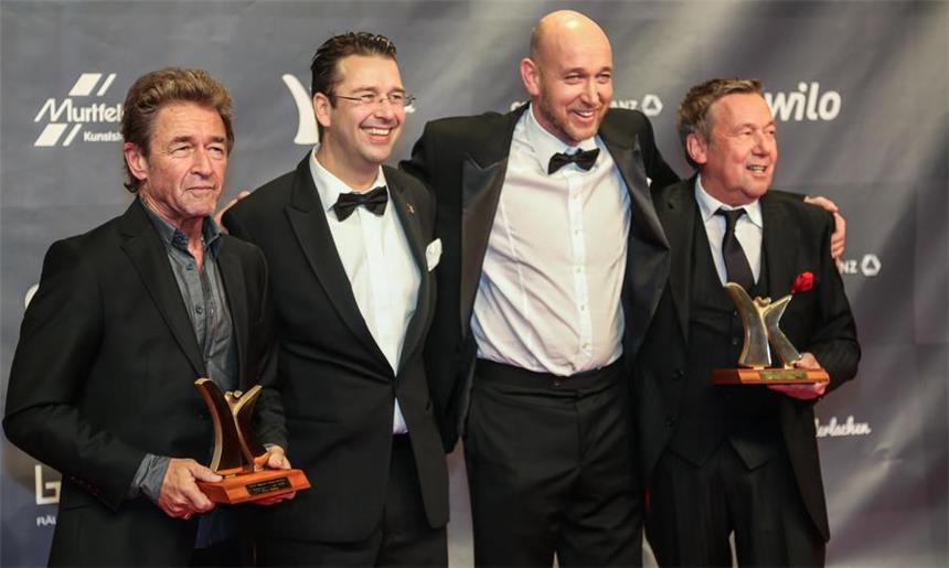Sie waren die großen Gewinner bei der zehnten Kinderlachen-Gala: Peter Maffay (l.) und Roland Kaiser (r.) bekamen den Kind-Award: der eine für sein Engagement als Vorstandsmitglied des Solidarfonds Stiftung NRW, der andere für seine Stiftung, die traumatisierten Kindern und Jugendlichen Ferien ermöglicht. Einen Überraschungs-Sonderpreis bekamen aber auch die Kinderlachen-Vereinsgründer Marc Peine (2.v.l.) und Christian Vosseler (3.v.l.)