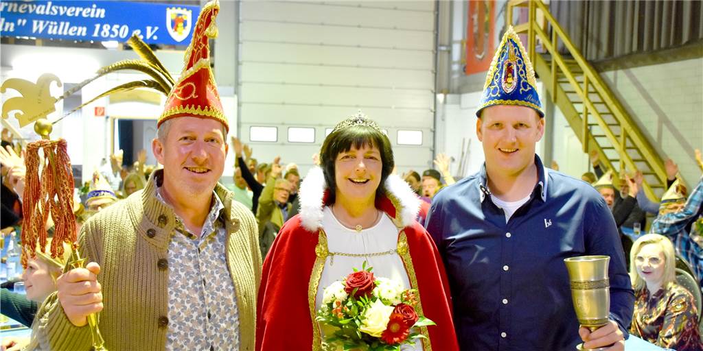Wüllener Dreigestirn freut sich auf erste normale Session seit 2020 Sie wollen die Wüllener Narren vom Karnevalsverein Klein-Köln durch die Session 2022/2023 führen: Prinz Rudolf I. (Hemling), Prinzessin Anne II. (Fedder, geb. Hartmann) und Mundschenk Ralf Upgang (v.l.) aus der Nachbarschaft Dicken End. Der ganze Verein hofft darauf, dass diese Session endlich wieder "ganz normal" gefeiert werden kann.