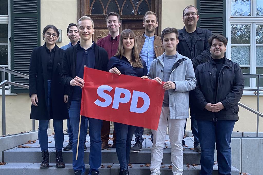 Jusos wollen jüngeren SPD-Vorstand im Kreis Unna und mehr Transparenz Sie wollen für die Jusos in den Parteivorstand der SPD im Kreis Unna (v.l.): Pelin Şentürk, Fatih Asıl, Gian Luca Fusillo (stellv. Vorsitzender der Jusos Kreis Unna), Finn Schlieper, Hannah Lessow, Steven Roch, Matteo Weitner (stellv. Vorsitzender der Jusos Kreis Unna), Sören Dollenkamp, Julian-Andre Koch.