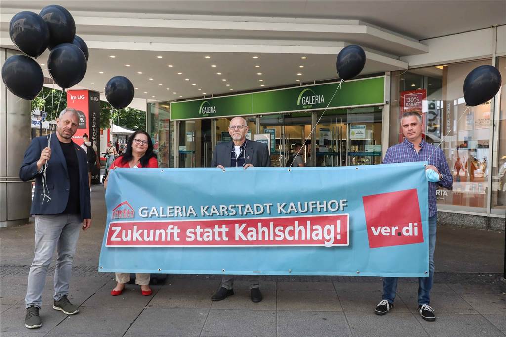 Kunden empört über Schließungspläne: „Mitarbeiter werden vorgeführt“ Sie wollen um alle drei Häuser kämpfen: Karsten Rupprecht (verdi) mit den Betriebsräten Monika Scholz von Karstadt-Sports, Gerhard Löpke (Karstadt) und Frank Malmwig (Kaufhof; v.l.).