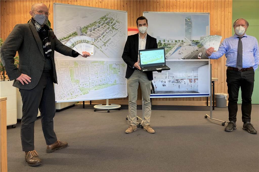 Wird Dortmunds Hauptbahnhof der grünste Bahnhof Deutschlands? Sie wollen weitere Anregungen von den Bürgern: (v.l.) Jon Prengel vom Architektur- und Stadtplanungsbüro Raumwerk sowie Maik Draxler und Raimund Stüssel vom Dortmunder Stadtplanungs- und Bauordnungsamt.
