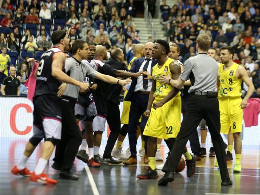 Rangelei bei ALBA gegen Bonn: Spielern drohen Sperren Sieben Akteure wurden nach der heftigen Rangelei von den Schiedsrichtern disqualifiziert. Foto: nordphoto/Engler