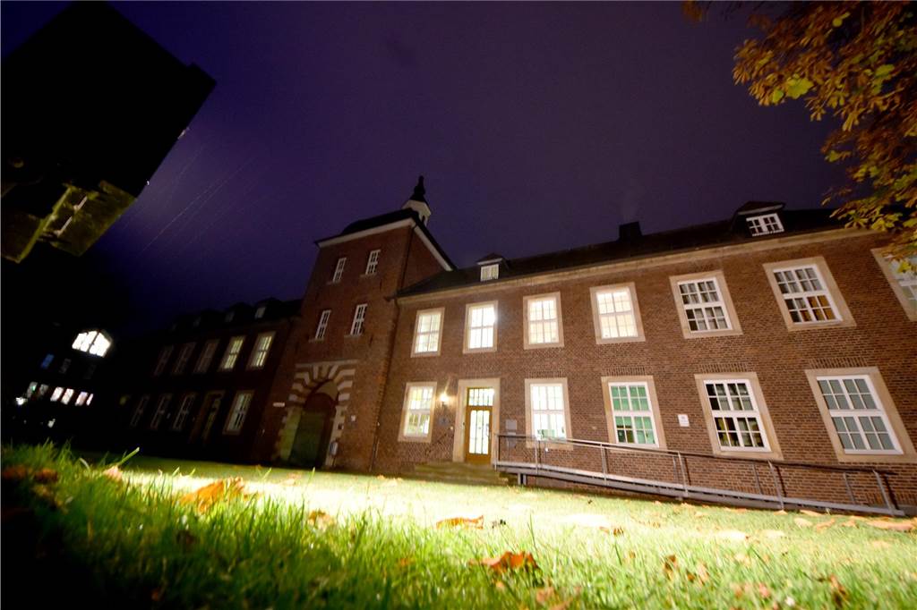 Schwunghafter Drogenhandel: Vorwürfe gegen Ahauser lösen sich fast auf Das Amtsgericht Ahaus bei Nacht