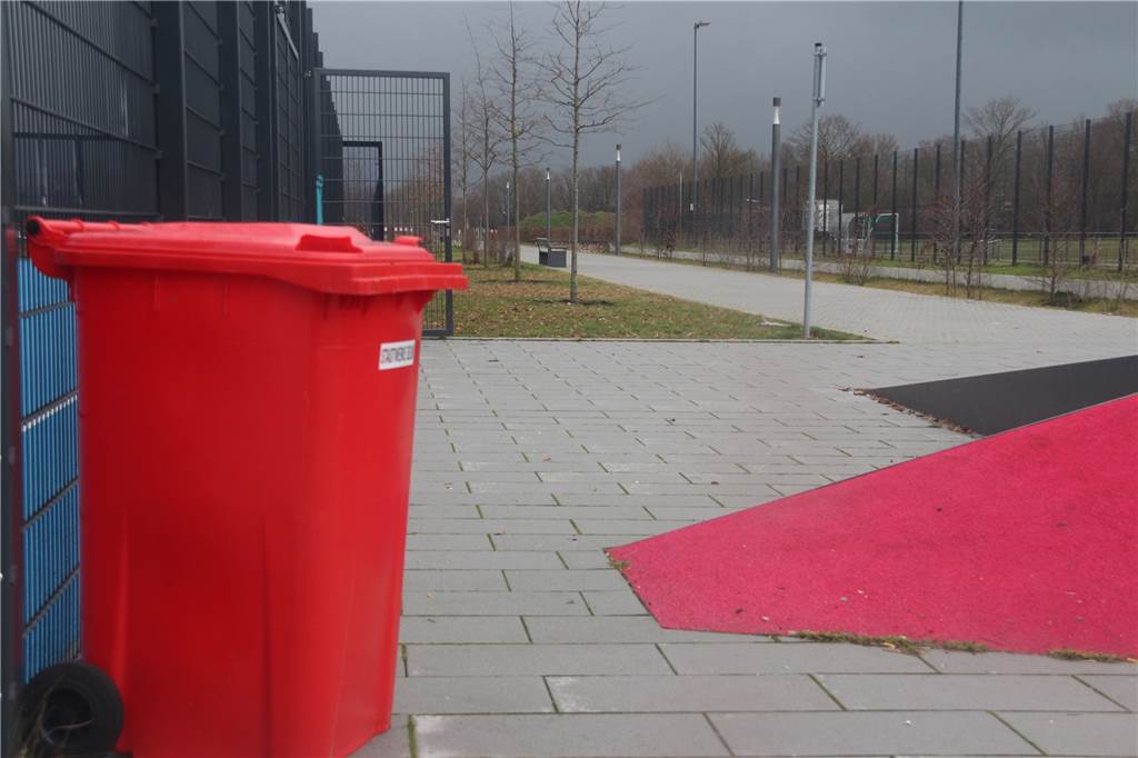 Sieben Mülltonnen stehen auf dem Gelände. Feste Mülleimer wurden bisher noch nicht installiert.