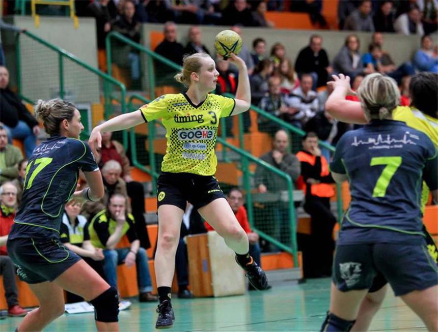 BVB-Frauen empfangen heute Erstligisten Celle Sieben Tore, kluge Anspiele: Stella Kramer (M.) machte ein starkes Spiel.