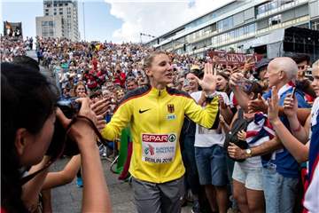 Siebenkämpferin Carolin Schäfer wird auf dem Weg zur Siegerehrung am Breitscheidplatz von den Zuschauern gefeiert. Foto: Bernd Thissen