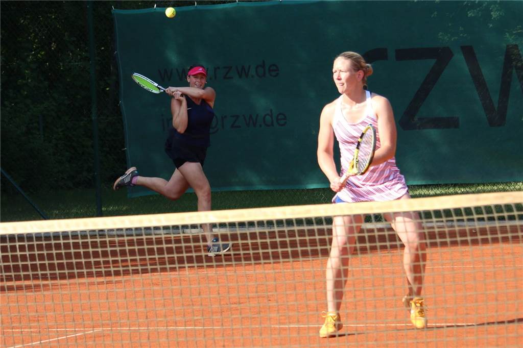 Kamenerin holt sich den deutschen Meistertitel: „Wir haben noch nie zusammen Doppel gespielt“ Sieg im Matchtiebreak: Clara Bruning (hinten) gewann das Jungseniorinnen-Finale zusammen mit Katharina Lüke.