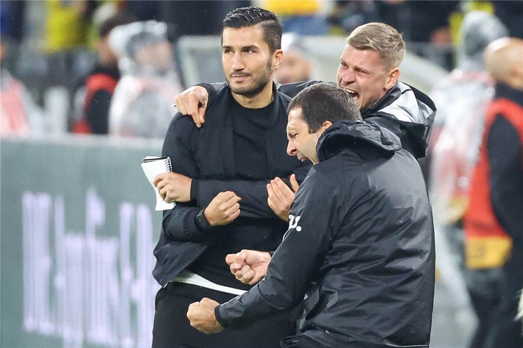 Cheftrainer Nuri Sahin beim BVB: Ein ganzes Leben und 100 Tage Nuri Sahin feiert mit seinen Co-Trainern Lukasz Piszczek (M.) und Joao Tralhao (r.).