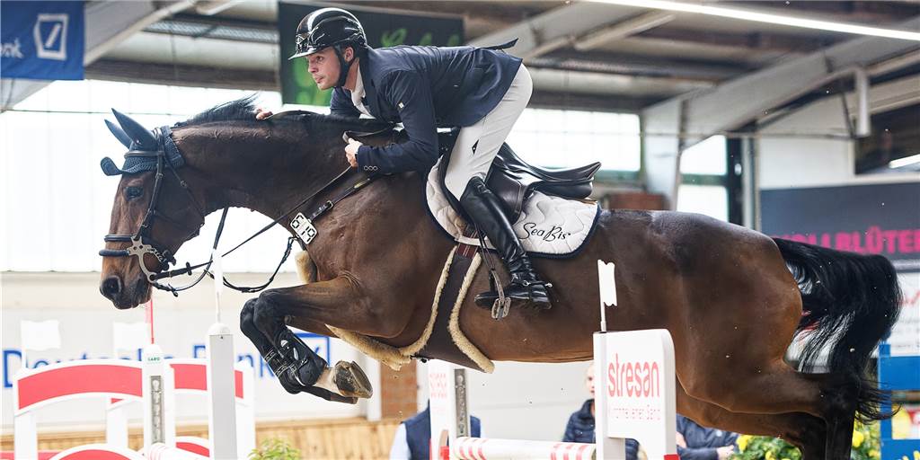 RV Vreden stolz: Ludger Beerbaum und Marcus Ehning zu Gast beim Turnier Sieger des Championats von Vreden: Lars Volmer (RV Legden) im Sattel von Hocan